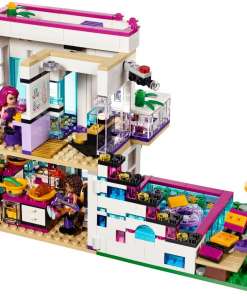 värviline lego nukumaja koos kahe figuuri ja koeraga