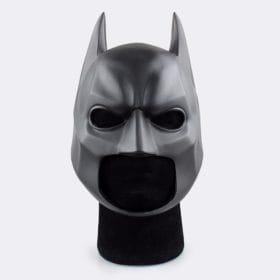 must Batmani mask teravate kõrvade ja avatud suuavaga