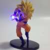 kollase juuksega anime figuriin oranžis kostüümis, mille käes on sinine LED tuli