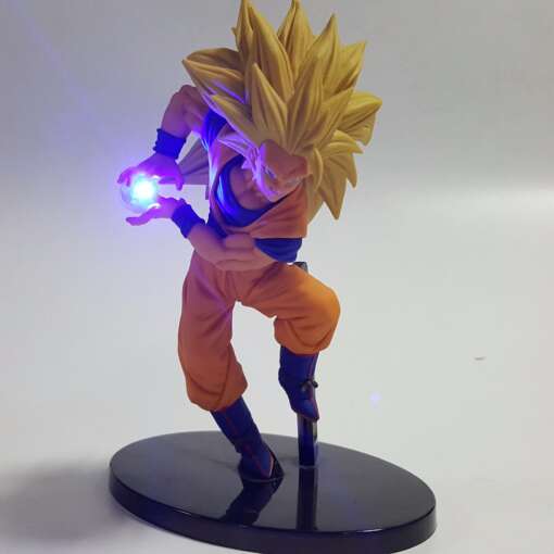 kollase juuksega anime figuriin oranžis kostüümis, mille käes on sinine LED tuli