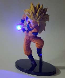 kollase juustega anime figuriin oranžis kostüümis, hoiab sinist valgust kiirgavat palli