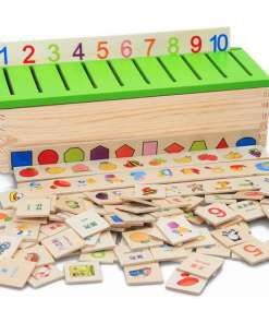 Montessori puidust matemaatika õppimise mänguasi, mis koosneb numbrikaardist ja puidust klotsidest, kaunistatud värviliste kujundite ja viljadega. Taust on hele, tuues esile mänguasja looduslikust puidust tekstuuri ja erksad värvid.