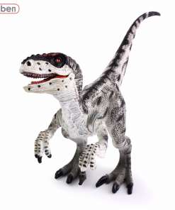 Realistlik velociraptor dinosaurus detailse halli ja musta mustriga, avatud suuga esile ulatuvad teravad hambad, valgel taustal.