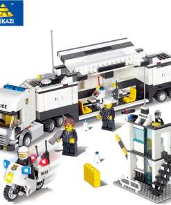 Politsei komplekt koos kaubikuga, millel on liikuv valge politseikaubik, politseimootorratas ja mitmed figuurid. Taustal on miniatuurne politseijaoskond.