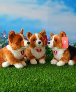 kolm pehmet corgi mängukoera rohelisel murul