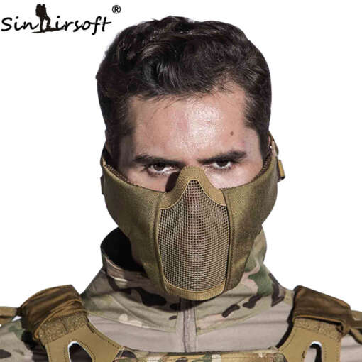 mees kannab kamuflaažmustriga näokaitset paintballi mängimiseks