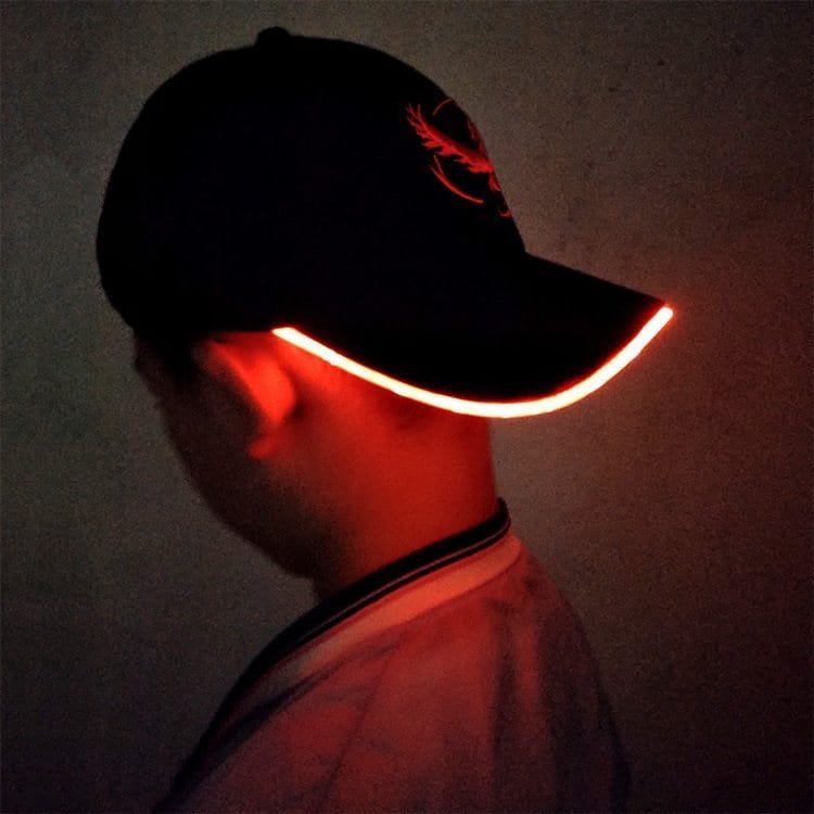 Mustad nokkmütsid LED tulega