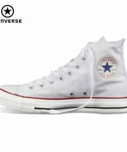 Valged kõrgema säärega klassikalised tennised, millel on ikooniline Converse All Star logo küljel. Jalanõud on tugeva kummitald, valgest lõuendist pealne ja valged nöörid. Kogu disain on minimalistlik ja stiilne.