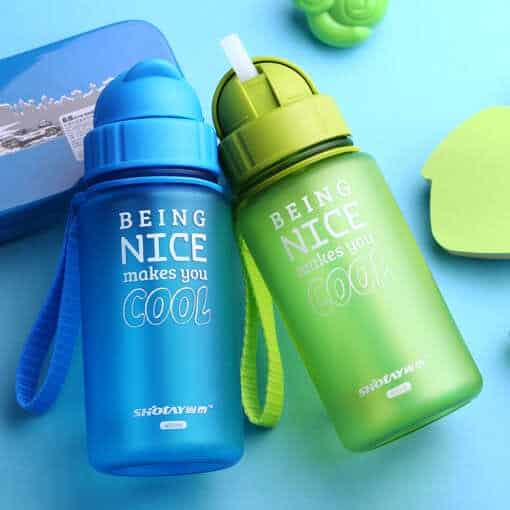sinine ja roheline joogipudel koos sangadega, millel on kiri 'being nice makes you cool'