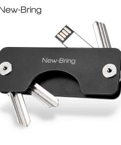 Stiilne ja funktsionaalne must alumiiniumist võtmehoidja brändi New-Bring logoga. Sellel on kompaktne disain, mis mahutab mitu võtit ja sisaldab ka USB-võtit. Taust on valge ja minimalistlik, rõhutades võtmehoidja innovaatilist viimistlust.