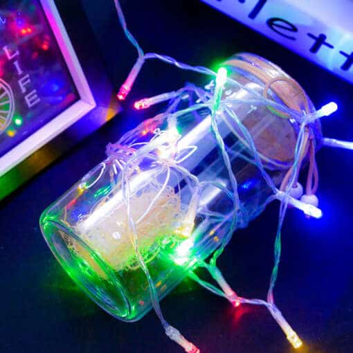 värvilised led tulukesed klaaspurgi ümber