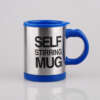 metallist kruus sinise kaane ja sangaga, millel on kiri self stirring mug