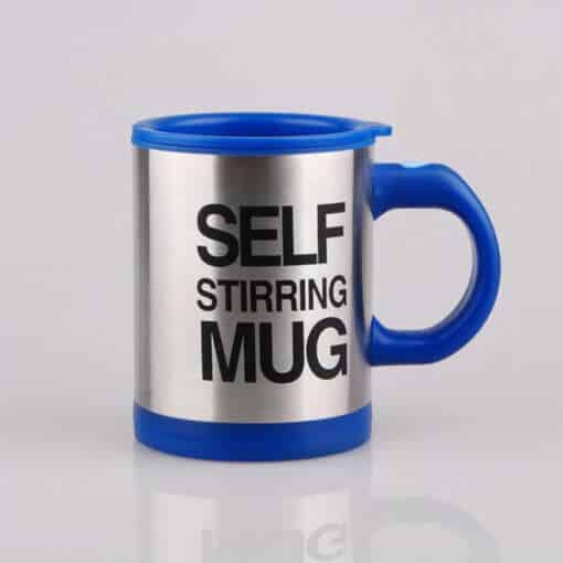 metallist kruus sinise kaane ja sangaga, millel on kiri self stirring mug