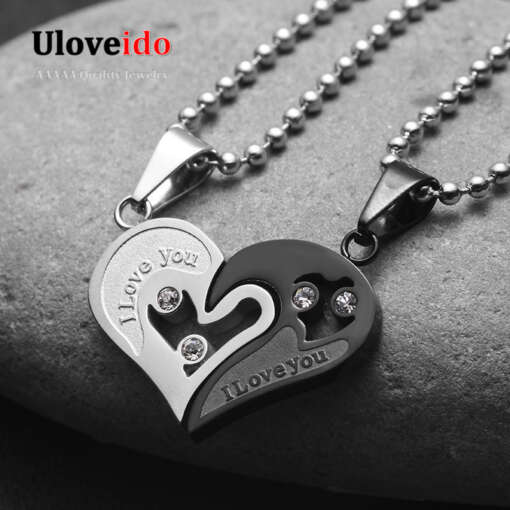 kaks südamekujulist kaelakeed, üks hõbedane ja teine must, millel on kivikesed ja sõnum 'I Love You'
