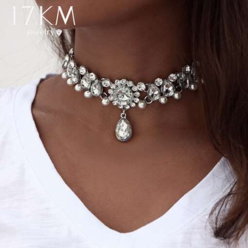 naine kannab säravate kristallidega choker kaelakeed