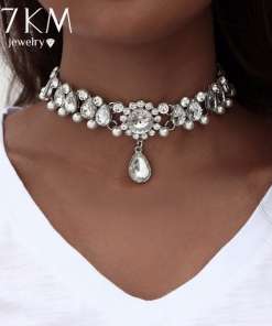 naise kaelas säravate kristallidega choker kaelakee