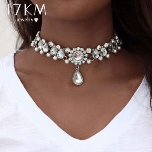 naise kaelas säravate kristallidega choker kaelakee
