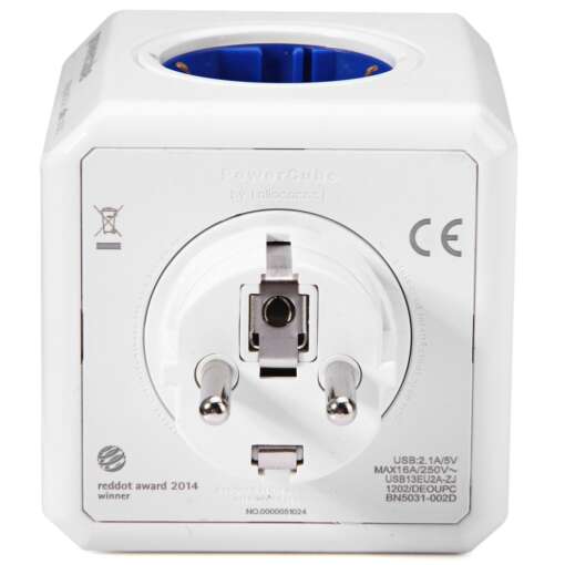 valge pistikupesa kuubik kahe USB ja nelja pistikupesa auguga