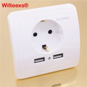 valge pistikupesa kahe usb pesaga kuldsel taustal