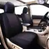 auto esiistmed mustade ja punaste täppidega istmekatetega