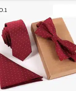 Punane kolmeosaline komplekt kikilipsu ja tavalise lipsuga kastis, koos taskurätikuga. Lipsud on kaunistatud väikeste valgete täppidega, luues elegantse välimuse. Taust on valge, rõhutades komplekti luksuslikku stiili.