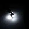 valge valgusega led-lamp pimedas