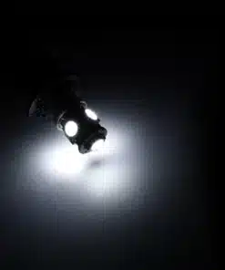 valge valgusega led-lamp pimedas