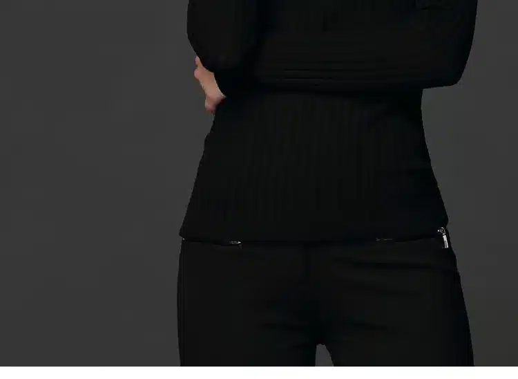 must meriinovillast kõrge kraega pullover, millel on pikkade varrukatega soonikkoes disain