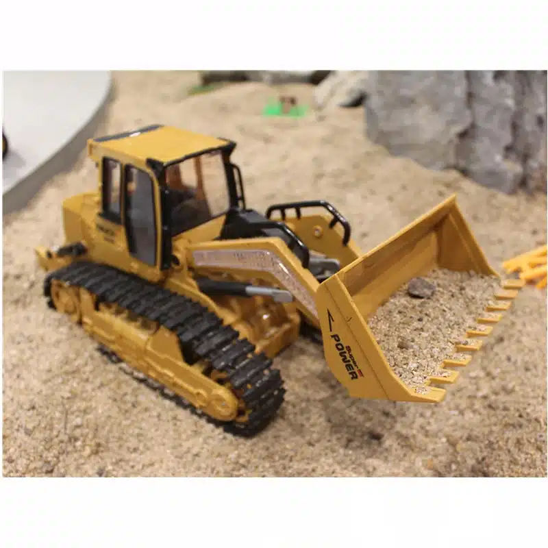 2017 new RC Truck 6CH Bulldozer Caterpillar Track Remote Control Simulation Engineering Truck Christmas Gift Construction Model 17