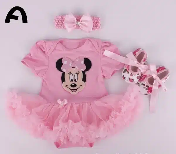 roosa beebitüdruku komplekt, mis koosneb Minnie Mouse pildiga bodyst, peapaelast ja lillemustriga kingadest