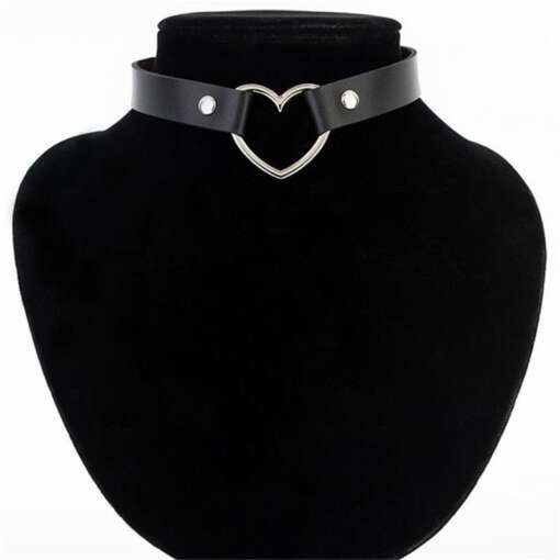 must nahast choker kaelakee südamekujulise metallist ripatsiga