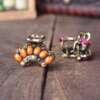 kaks vintage stiilis juukseklambrit puidust pinnal
