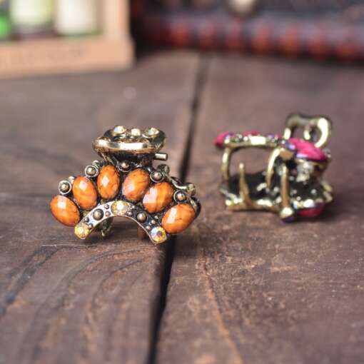 kaks vintage stiilis juukseklambrit puidust pinnal