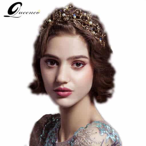 naine kannab vintage stiilis kuldset tiaarat