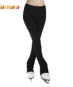 mustad fliisist pikad püksid iluuisutajale, jalas valged uisud