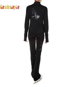 Sinu nimega iluuisutamise komplekt mustas värvitoonis, esindades elegantsi ja funktsionaalsust. Komplekti kuulub must jakk ja püksid, millel on delikaatsed liblika mustrid seljal ja säärel. Taust on lihtne ja neutraalne, keskendudes tootele.