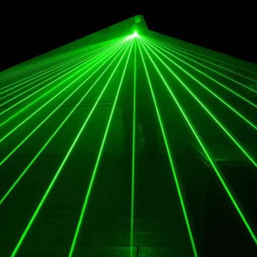 rohelised laserkiired pimedas ruumis