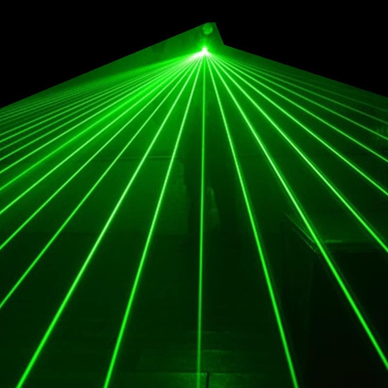 rohelised laserkiired pimedas ruumis