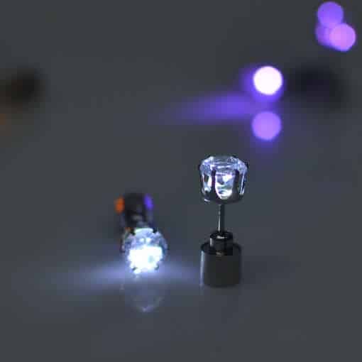 LED tulega hõbedased täppkõrvarõngad, mis helendavad pimedas