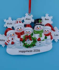 kuuseehe viie lumememme ja lumehelvestega, millel on nimed ja aastaarv
