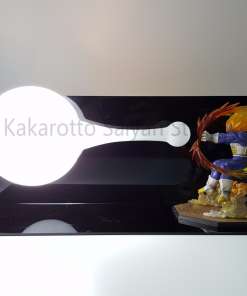 valgustusega anime figuriin, mis kujutab energiapalli loovat tegelast
