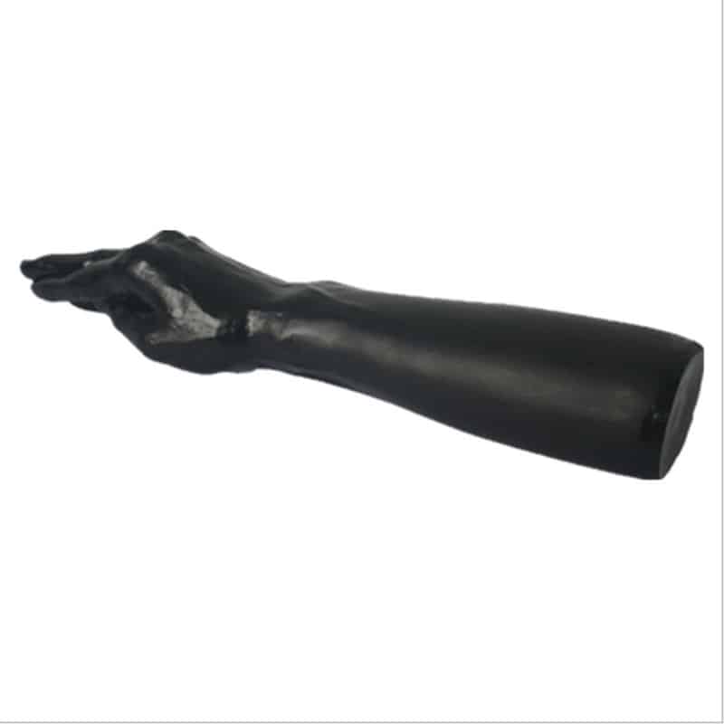 mustast materjalist käekujuline dildo