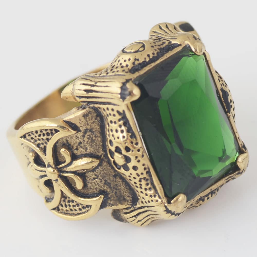 suur rohelise kiviga kuldne sõrmus, millel on detailne ornamentika
