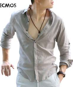 mees kannab heledat õhulist särki, mille varrukad on üles keeratud