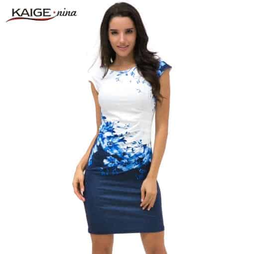 naine kannab valge-sinise lillemustriga minikleiti