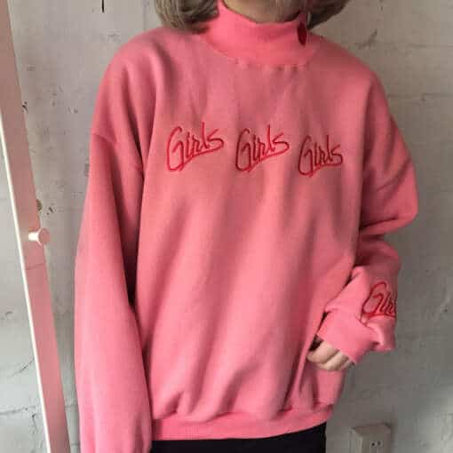 roosa pusa punase kirjaga 'Girls' rinnal