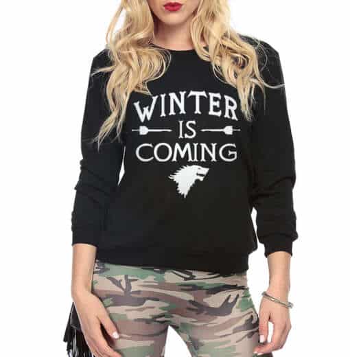 must pusa valge kirjaga 'winter is coming', naine kannab kamuflaažpükse