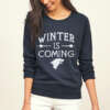 tumesinine pusa kirjaga 'winter is coming', mida kannab naine