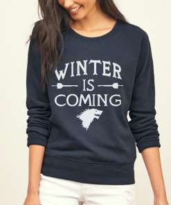 tumesinine pusa kirjaga 'winter is coming', mida kannab naine