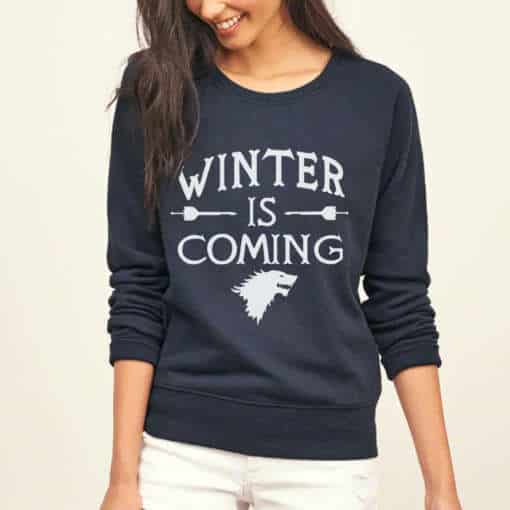 tumesinine pusa kirjaga 'winter is coming', mida kannab naine